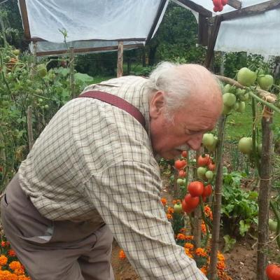 Mr Hunsinger Robert en plein jardinage